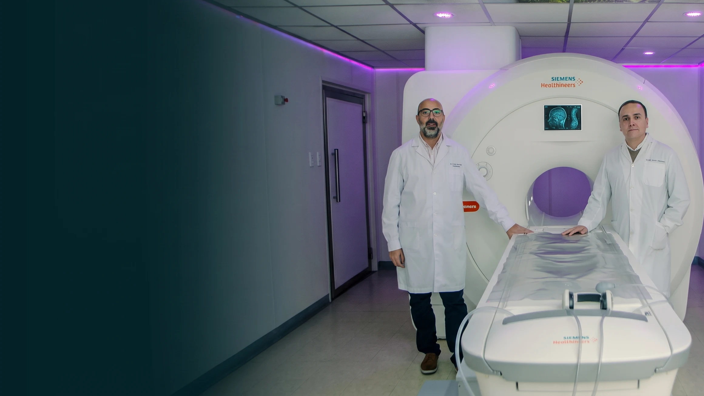 Dr. Soria y Dr. López Sanabria junto al equipo de resonancia magnética